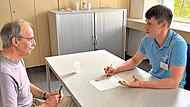 Dr. Nikolas Dietzel, Wissenschaftlicher Mitarbeiter bei digiDEM Bayern, führt Demenz-Screeningtest durch. Solche Tests werden auch in Bad Kissingen angeboten. Lucas Westermann/digiDEM Bayern Dr. Nikolas Dietzel, Wissenschaftlicher Mitarbeiter bei digiDEM Bayern, führt Demenz-Screeningtest durch. Solche Tests werden auch in Bad Kissingen angeboten. Lucas Westermann/digiDEM Bayern