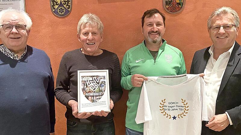 Bürgermeister Rainer Detsch (rechts) war es eine große Freude, dem Ehrenspielführer des TSV Georg Fiedler (2. v. l.) zu seiner Auszeichnung für 50-jährige Mitarbeit im Vereinsausschuss zu gratulieren. Eine Urkunde mit Bildern seines 50-jährigen Wi... Bürgermeister Rainer Detsch (rechts) war es eine große Freude, dem Ehrenspielführer des TSV Georg Fiedler (2. v. l.) zu seiner Auszeichnung für 50-jährige Mitarbeit im Vereinsausschuss zu gratulieren. Eine Urkunde mit Bildern seines 50-jährigen Wi...