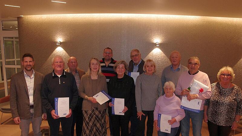 Unser Foto zeigt (von links) VdK-Kreisgeschäftsführer Sven Metz sowie die Geehrten , Heribert Blum, Rolf Stein, Brigitte Kirchner, Jens Nöhrbaß, Elisabeth Hösch, Rudi Schnietz, Elisabeth Alburg, Karl-Heinz Englert, Katharina Ils, Rudolf Kos und st...