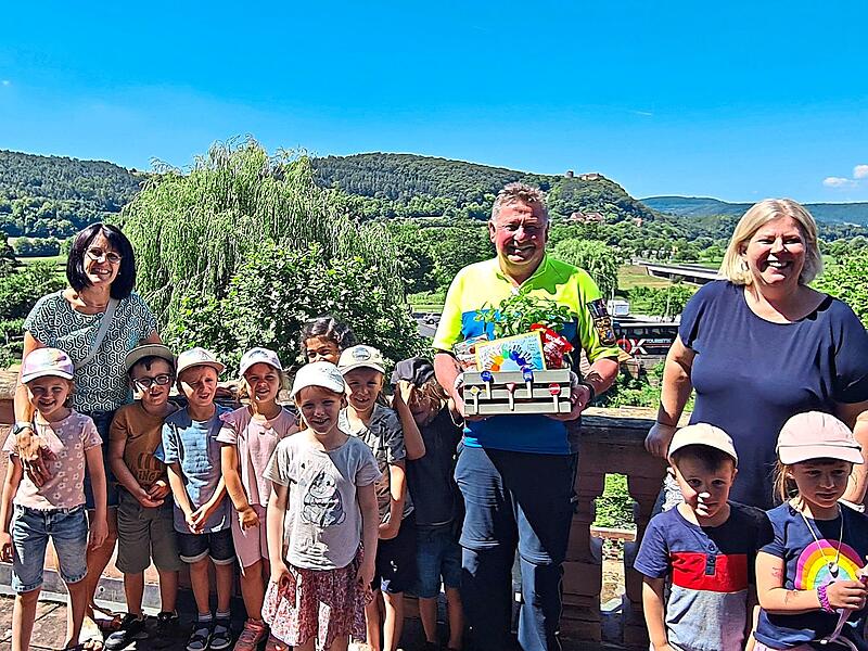 Hubert Koch freute sich über den Besuch und die Überraschung der Kinder.Elke Franz Hubert Koch freute sich über den Besuch und die Überraschung der Kinder.Elke Franz