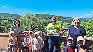 Hubert Koch freute sich &uuml;ber den Besuch und die &Uuml;berraschung der Kinder.Elke Franz