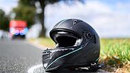 Motorrad und Auto sto&szlig;en zusammen