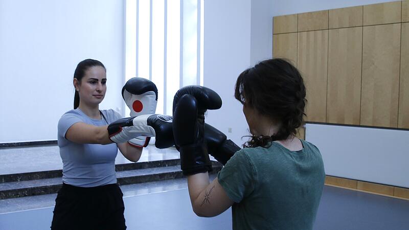 Franziska Retting w&auml;hrend der Boxtherapie (nachgestellt)
