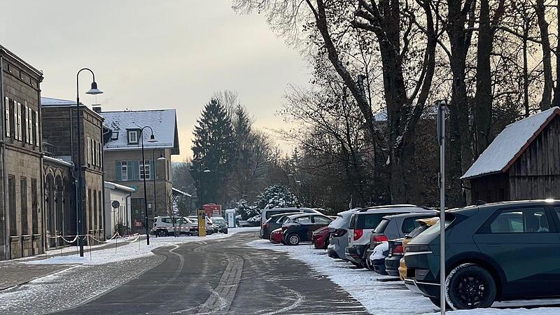 Die Pendlerparkpl&auml;tze in Neuenmarkt sind auch ohne Sperrung der Bundesstra&szlig;e schon gut belegt.