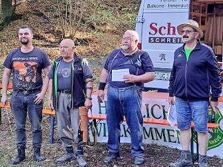 Die Gewinner der Jubiläumsscheibe mit Bogenreferent Wolfgang Hahn.