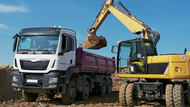 Lkw wird mit Erdaushub beladen