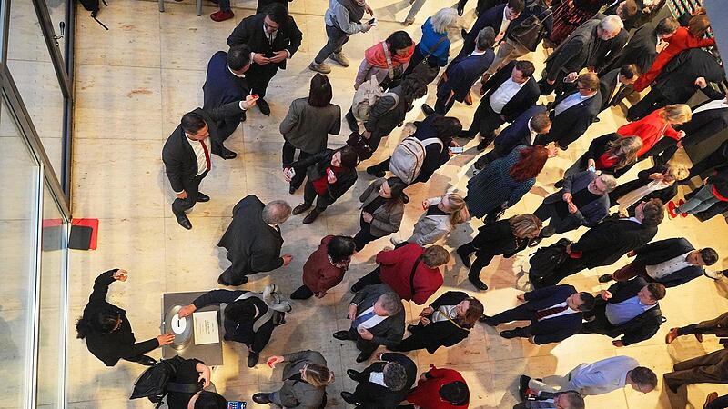 Mitglieder des Bundestags  bei der namentlichen  Abstimmung über das „Zustrombegrenzungsgesetz“ der Union.