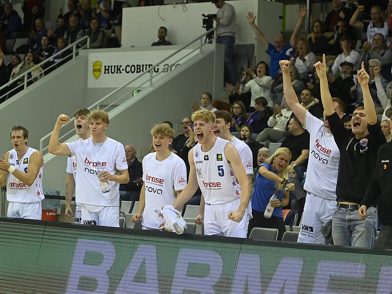 Nico H&ouml;llerl (vorne rechts) und Teamkollegen stellen sich auf ein aufreibendes Spiel am Sonntag gegen die Fellbach Flashers ein. Denn sie wissen, dass es knapp zugehen kann.