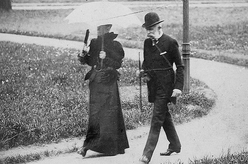 Kaiserin Sisi und Kaiser Franz Joseph im Kissinger Kurpark. Das Foto entstand 1898.