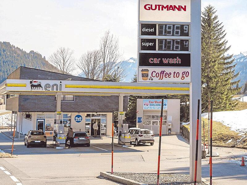 Wenn es um die Debatte &uuml;ber die Benzinpreise in Deutschland geht, schauen B&uuml;rger und Politik gerne nach &Ouml;sterreich. Hier zahlen Autofahrer weniger. Im Bild: eine Tankstelle in Schattwald nahe der deutschen Grenze.