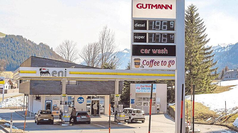 Wenn es um die Debatte über die Benzinpreise in Deutschland geht, schauen Bürger und Politik gerne nach Österreich. Hier zahlen Autofahrer weniger. Im Bild: eine Tankstelle in Schattwald nahe der deutschen Grenze. Wenn es um die Debatte über die Benzinpreise in Deutschland geht, schauen Bürger und Politik gerne nach Österreich. Hier zahlen Autofahrer weniger. Im Bild: eine Tankstelle in Schattwald nahe der deutschen Grenze.