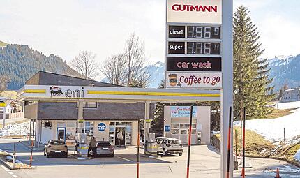 Wenn es um die Debatte &uuml;ber die Benzinpreise in Deutschland geht, schauen B&uuml;rger und Politik gerne nach &Ouml;sterreich. Hier zahlen Autofahrer weniger. Im Bild: eine Tankstelle in Schattwald nahe der deutschen Grenze.
