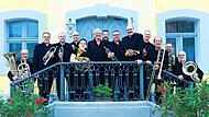 Das Ensemble Hundshaupten spielt im Rosengarten in seltener Besetzung. Das Ensemble Hundshaupten spielt im Rosengarten in seltener Besetzung.