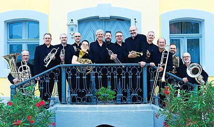 Das Ensemble Hundshaupten spielt im Rosengarten in seltener Besetzung.