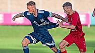 Elias Schmitt (rechts) vom FC Fuchsstadt h&auml;lt den Dampfacher Adrian Hatcher regelwidrig am Trikot fest.Ryan Evans