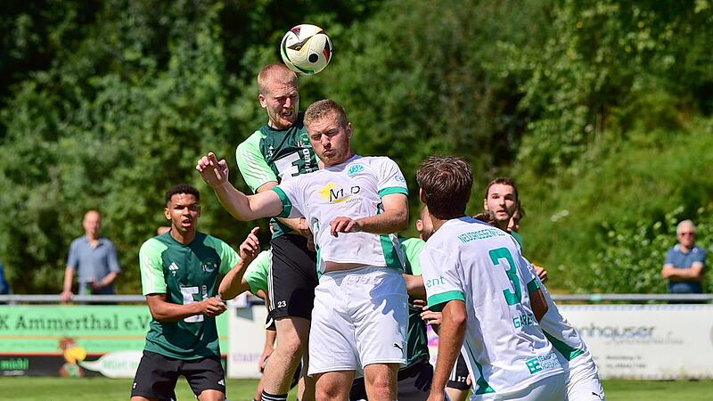 Der TSV Neudrossenfeld (in wei&szlig;) wartet in der Fu&szlig;ball-Bayernliga noch auf den ersten Sieg.