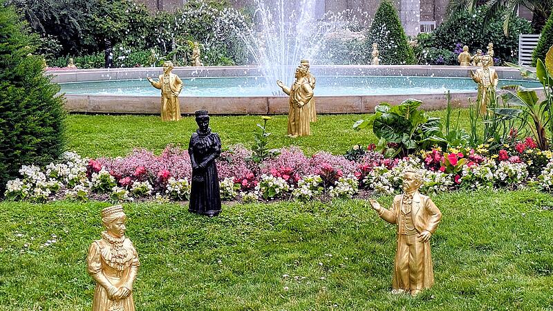 Über 200 Figuren umfasst die Skulpturen-Installation des Konzeptkünstlers und Bildhauers Ottmar Hörl im Kurgarten. Über 200 Figuren umfasst die Skulpturen-Installation des Konzeptkünstlers und Bildhauers Ottmar Hörl im Kurgarten.