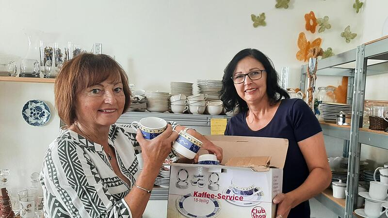 Brigitte (links) und Helga-Maria sind ein Teil des Ehrenamts-Teams im Ladentreff Goethestraße der Diakonie Kulmbach.