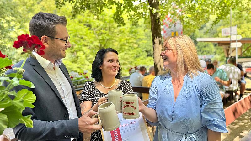Nico Cieslar und Gisela Meinel, Vorst&auml;nde des Bierlands Oberfranken, gratulieren Melanie Streit zum Amt als Bierbotschafterin.