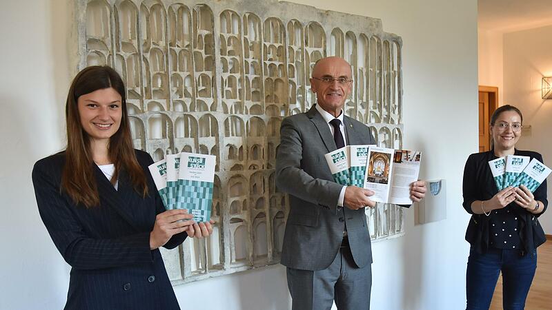 Landrat Wilhelm Schneider, Kulturkoordinatorin Katharina Eckstein (rechts) und Kulturassistentin Katja Then freuen sich über die neue Kunststück-Broschüre.