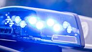 Ein Blaulicht leuchtet auf dem Dach eines Polizeiwagens Ein Blaulicht leuchtet auf dem Dach eines Polizeiwagens