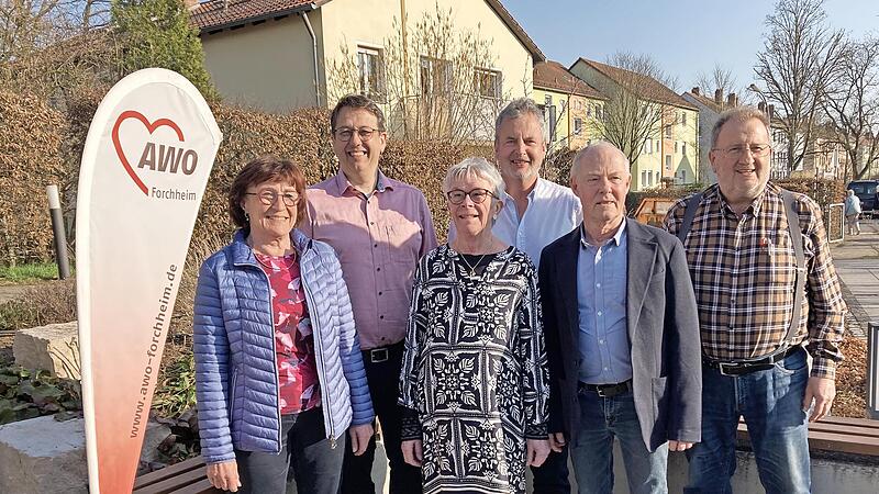 Die Awo Forchheim hat einen neuen Vorstand gewählt. Lisa Hoffmann (3.v.l.) bleibt Vorsitzende, unterstützt von ihren Stellvertretern, Schriftführerin Elly Barth und Kassier Roland Pfister (2.v.r.). Gemeinsam wollen sie die erfolgreiche Arbeit der ...