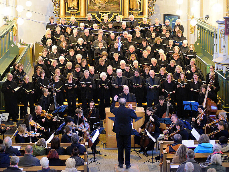 Bachs Monumentalwerk in der Petrikirche: Am Sonntag f&uuml;hrten die Kantoreien aus Bayreuth und Kulmbach, namhafte Solisten und das Orchester N&uuml;rnberg Barock unter der Leitung von Christian Reitenspie&szlig; die Matth&auml;uspassion auf.