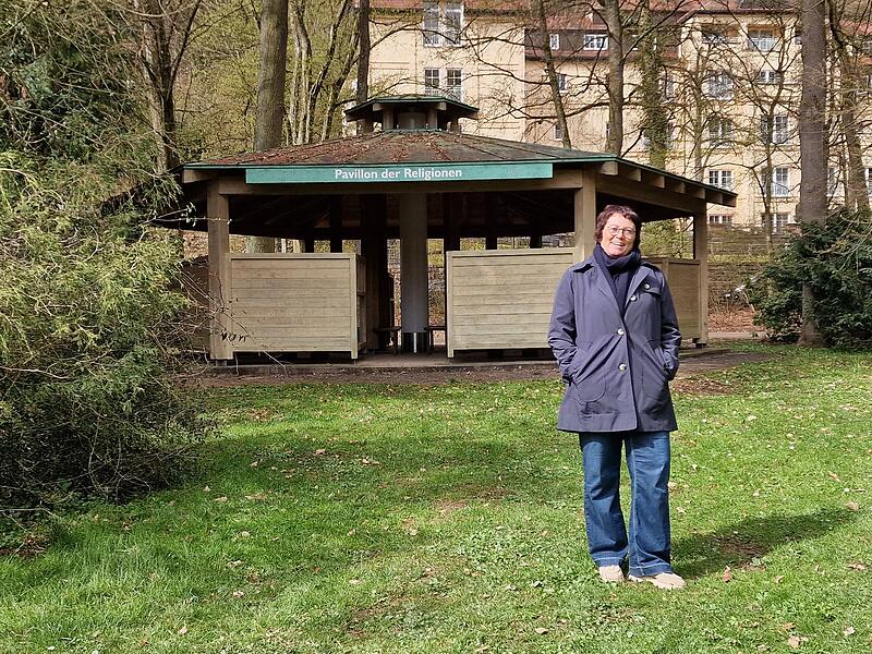 Treffpunkt für den Abendsegen: Petra Müller vor dem Pavillon der Religionen im Luitpoldpark. Treffpunkt für den Abendsegen: Petra Müller vor dem Pavillon der Religionen im Luitpoldpark.