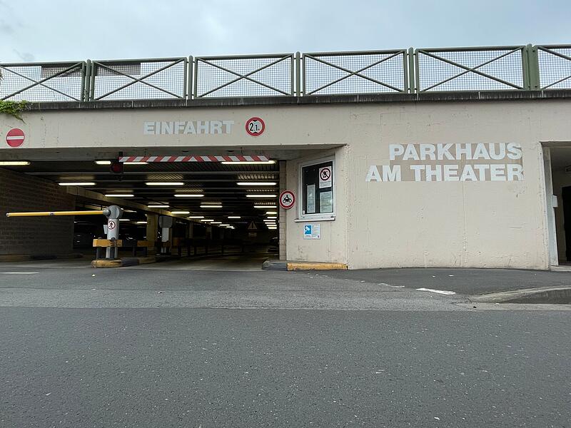 Das Theaterparkhaus in Bad Kissingen ist 35 Jahre alt und zeigt einige Alterserscheinungen. Stadt und Stadtwerke machen sich aktuell Gedanken um eine Generalsanierung und Aufstockung.