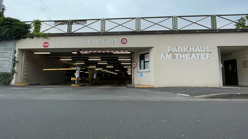 Das Theaterparkhaus in Bad Kissingen ist 35 Jahre alt und zeigt einige Alterserscheinungen. Stadt und Stadtwerke machen sich aktuell Gedanken um eine Generalsanierung und Aufstockung.