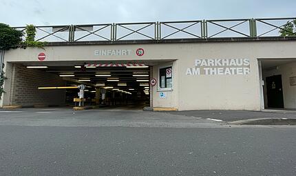 Das Theaterparkhaus in Bad Kissingen ist 35 Jahre alt und zeigt einige Alterserscheinungen. Stadt und Stadtwerke machen sich aktuell Gedanken um eine Generalsanierung und Aufstockung.