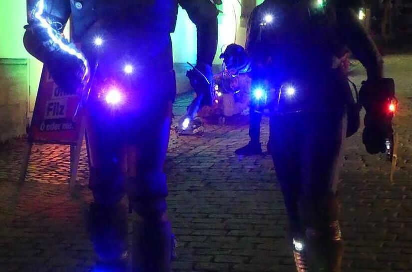 Die bunte Illumination im Zusammenspiel mit einem au&szlig;ergew&ouml;hnlichen Outfit der Akteure sorgte f&uuml;r besondere Momente in der Altstadt.