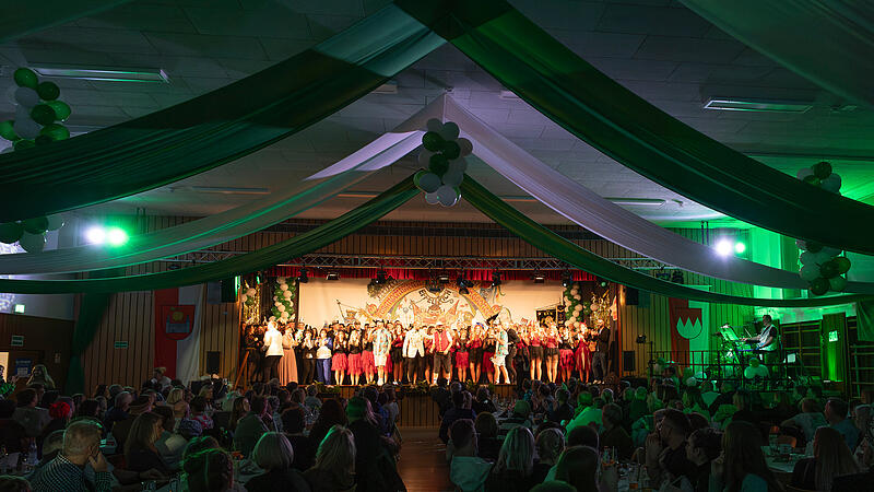 Die Prunksitzung des &bdquo;Effeltricher Fosanochtsvereins Allamoschee&ldquo; 2026 war ein voller Erfolg: Das gro&szlig;e Finale beendet nach mehr als f&uuml;nf Stunden Programm einen Abend, der die Turnhalle bis zum Schluss getragen hat &ndash; mit viel Applaus und bester Stimmung.