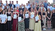 Schulleitung und Sponsoren würdigten die ausgezeichneten Absolventinnen und Absolventen für ihre besonderen Leistungen. Christian Licha Schulleitung und Sponsoren würdigten die ausgezeichneten Absolventinnen und Absolventen für ihre besonderen Leistungen. Christian Licha