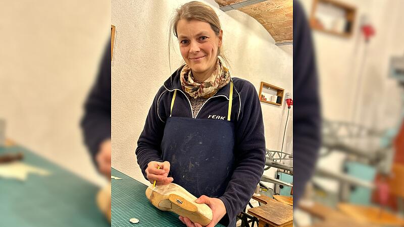 Christine Linssen Schuster, bleib bei Deinen Leisten: Christine Linssen in ihrer Wunderburger Schuhmacher-Werkstatt mit einem Formstück aus Holz, dem „Leisten“.