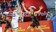 Moritz Krimmer (rechts) und die Bamberg Baskets feierten einen ungef&auml;hrdeten Erfolg in Warschau.