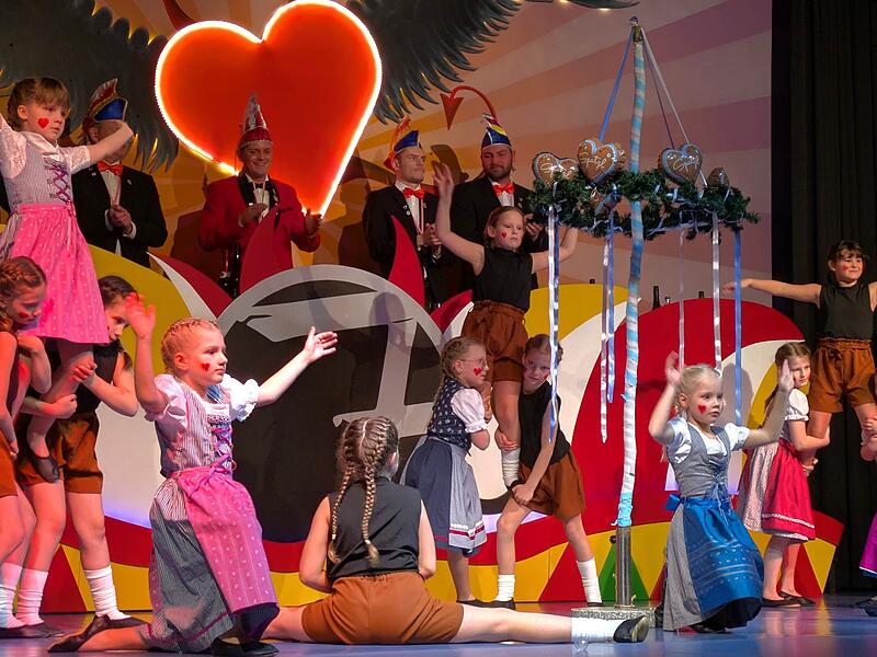 Die Bambini-Garde (6 bis 9 Jahre) lieferten mit ihrer &bdquo;Party auf der Alm&ldquo; einen fr&ouml;hlichen H&ouml;hepunkt des B&uuml;ttenabends.