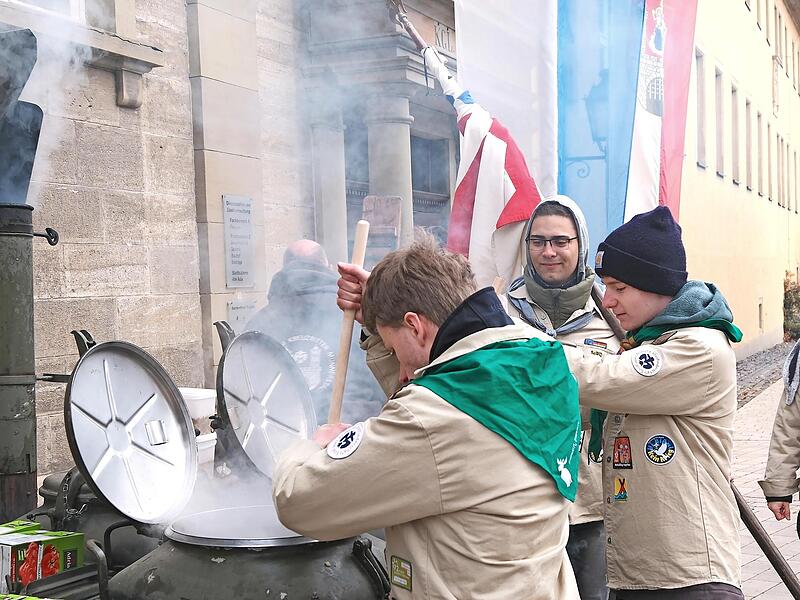 Vor der alten Aula hatten die Pfadfinder eine Gulaschkanone aufgebaut, in welcher der Eintopf garkochte.