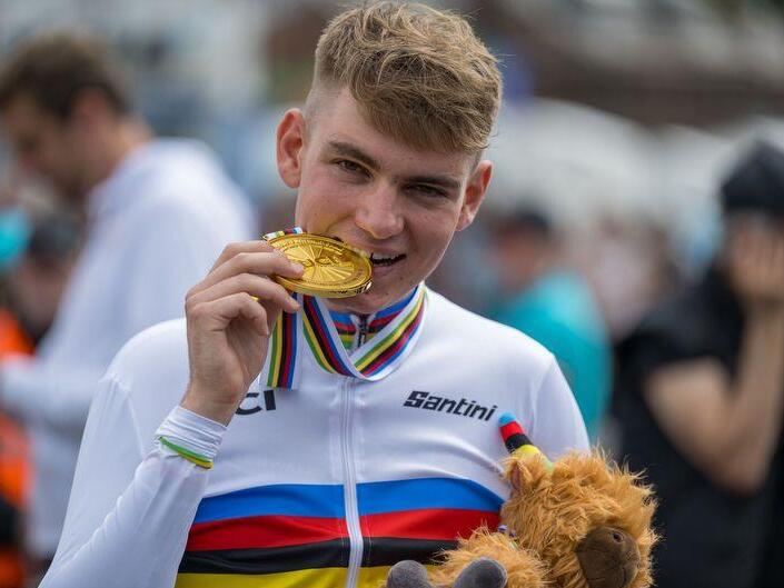 Gl&uuml;cksgef&uuml;hle auf dem Siegerpodest: Maximilian J&auml;ger mit seiner Goldmedaille  vom Einzelzeitfahren.