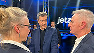Bayerns Ministerpräsident Markus Söder (Mitte) beim Gespräch mit Stine Michel und Lutz Lange in Bad Rodach