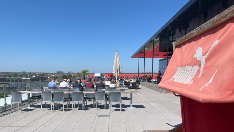 Die Betriebskantine Kantine bei Puma befindet sich im obersten Stockwerk des Hauptgebäudes. An den Innenbereich schließt sich die weiträumige Terrasse mit Ausblick über Herzogenaurach und Umgebung an.