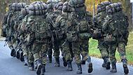Bei einer Ausbildung sind bei einem Marsch mit Gepäck der Infanterieschule Hammelburg drei Soldaten zusammengebrochen