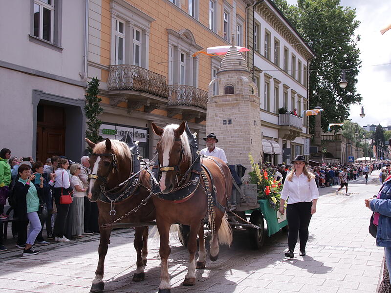Die Volkstanzgruppe Arnshausen zeigte den Wittelsbacher Jubil&auml;umsturm.