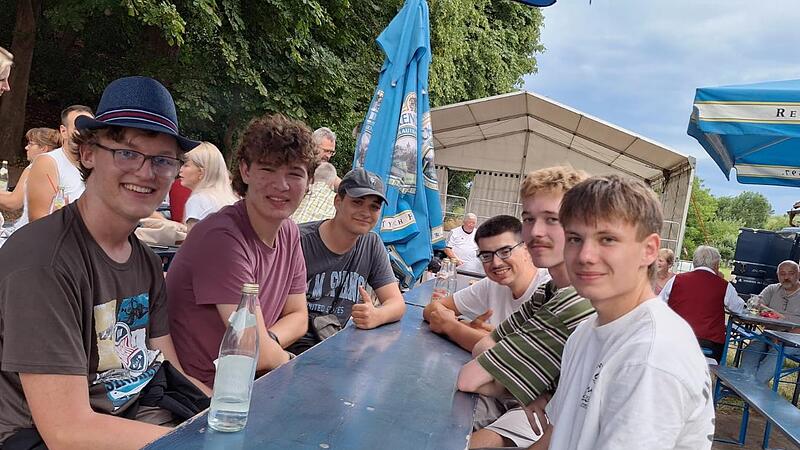 Joseph Leishman, Austin Lewis und Reyce Roedema (von links) aus den USA sind zu Gast beim Kellerfest in Kraisdorf. Paul Miener und Philipp H&auml;berle mit Christian Lang begleiteten sie dorthin.