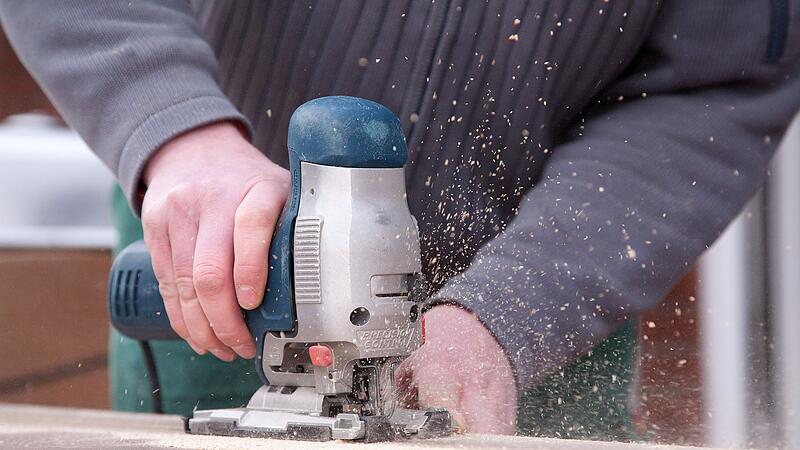 Mann arbeitet mit einer Stichs&auml;ge