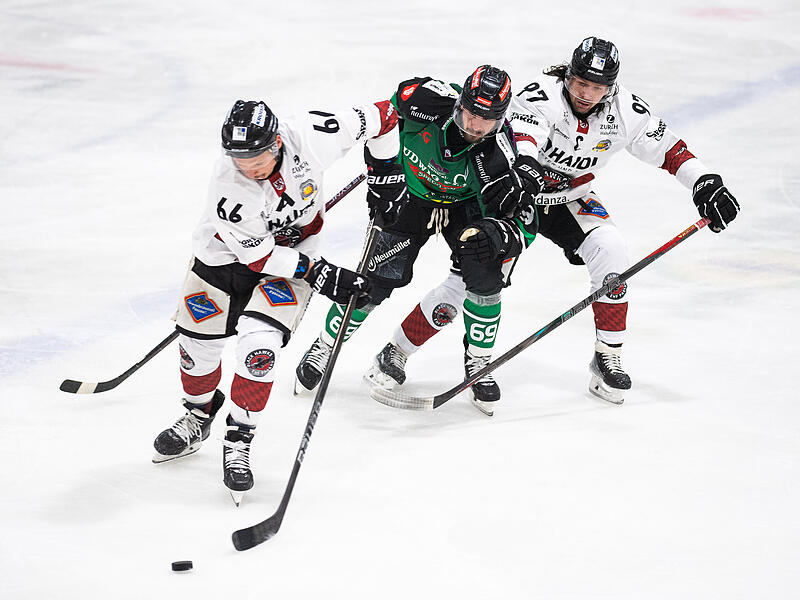 Martin Vojcak (Mitte) wehrt sich gegen René Röthke (rechts). Höchstadts Kapitän und Passaus Altmeister kreuzen am Mittwoch erneut die Klingen.