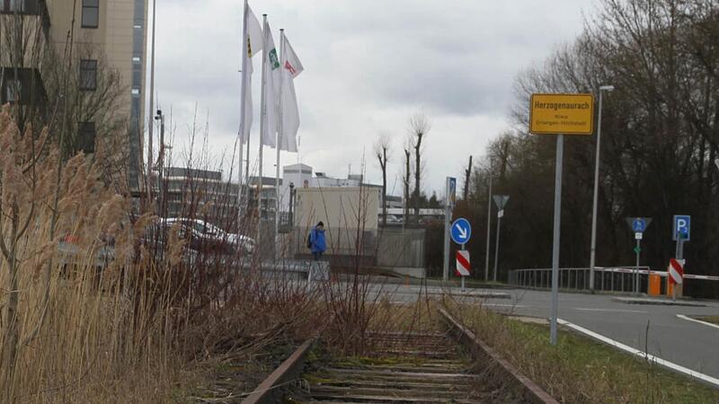 Der Dauerbrenner Aurachtaltrasse kommt in Herzogenaurach wieder auf den Tisch der Beratung: Zwei Antr&auml;ge der Stadtratsopposition liegen vor.