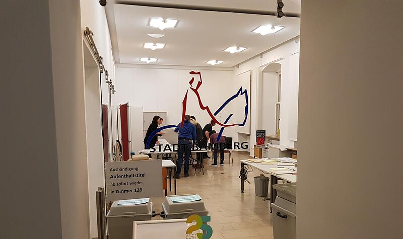 Im Wahlamt der Stadt Bamberg geht es nun an die gro&szlig;e Mammutaufgabe: Die Stimmzettel werden ausgez&auml;hlt.