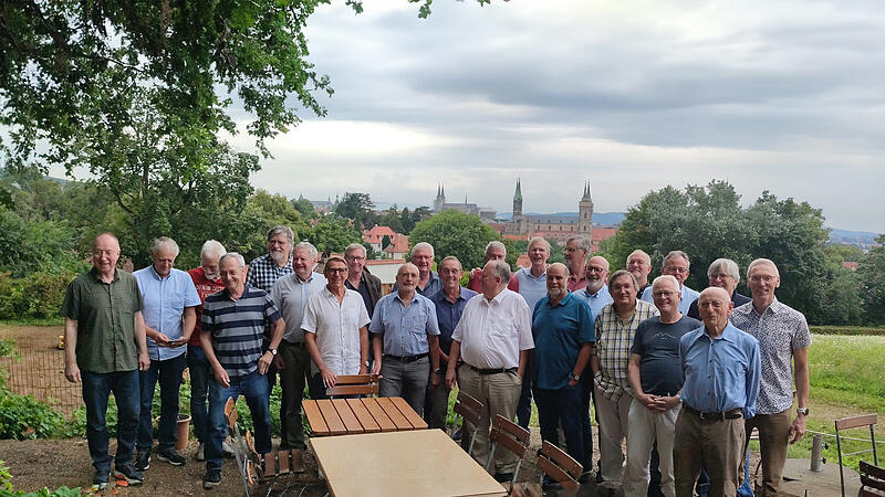 Dientzenhofer-Gymnasium Bamberg: Abijahrgang 1974 Vor genau 50 Jahren machte die erste G8-Klasse in Bayern am Dientzenhofer-Gymnasium in Bamberg ihr Abitur.