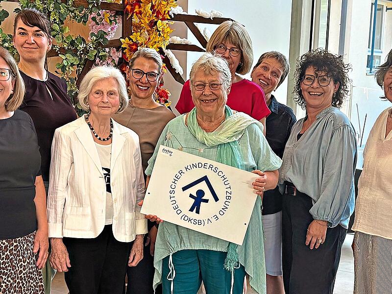 Vorstand und Gründungsmitglieder (GM). Vorne (v.l.): Brigitte Greil, Sabine Weydanz (GM), Hildergard Müller (GM), Tanja Hartleb-Weller und Gisela Baumgärtel (GM). Hinten (v.l.): Heike Bloch, Miriam Schellmann-Lenz, Birgitta Lechner und Antja Jonas. Vorstand und Gründungsmitglieder (GM). Vorne (v.l.): Brigitte Greil, Sabine Weydanz (GM), Hildergard Müller (GM), Tanja Hartleb-Weller und Gisela Baumgärtel (GM). Hinten (v.l.): Heike Bloch, Miriam Schellmann-Lenz, Birgitta Lechner und Antja Jonas.